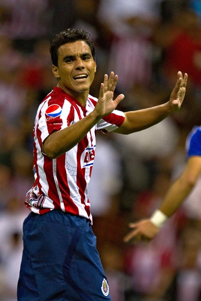 Omar Bravo reclama un empujón