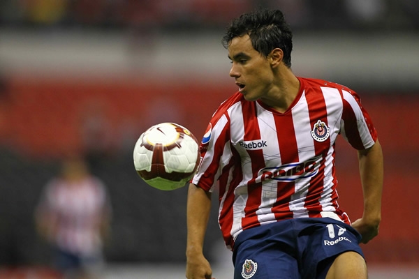 Omar Bravo vive sus últimos días como Chiva