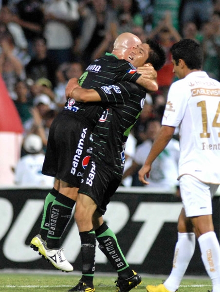 Oribe y el Pony festejan el cuarto gol