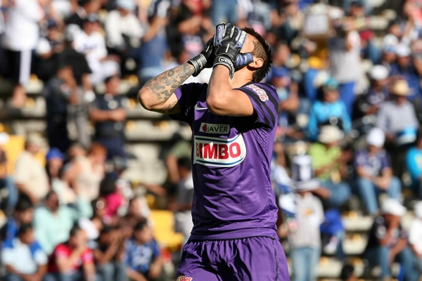 Orozco se lamenta tras una falla de sus compañeros