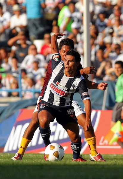Osvaldito cubre el esférico