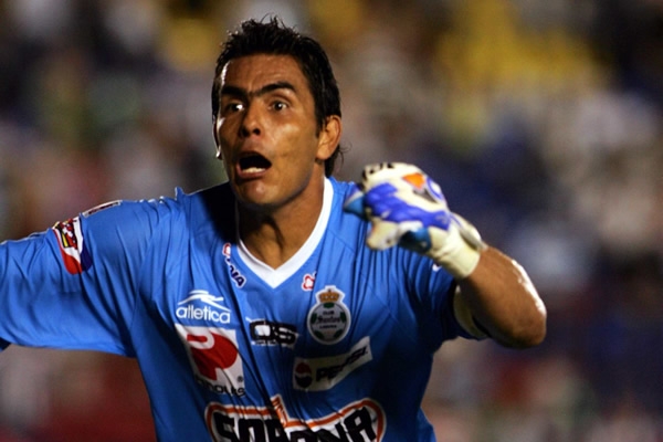 Oswaldo Sánchez festeja la anotación de Ochoa