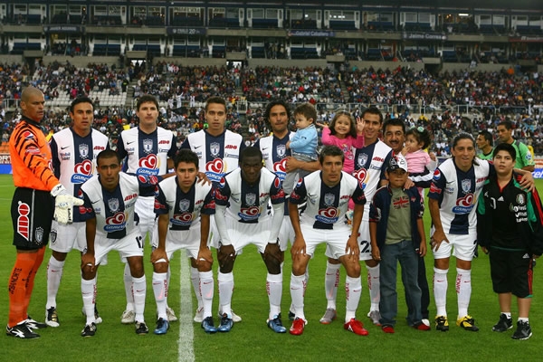 Pachuca se toma la tradicional foto de equipo.