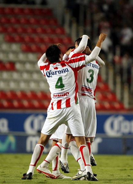 Padilla felicitó a su Capitán tras la anotación.
