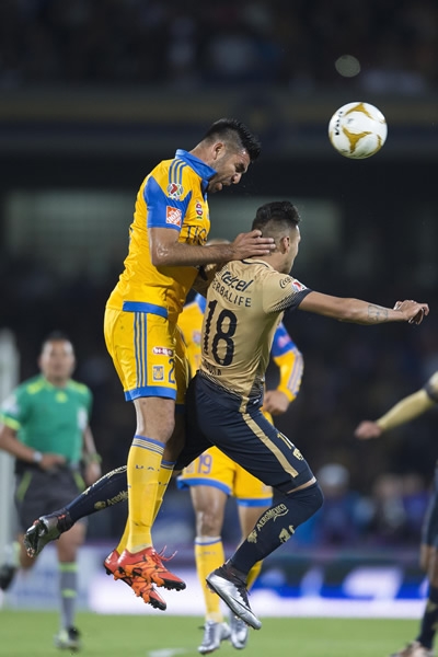 La Palmera Rivas le gana por alto a Ismael Sosa.