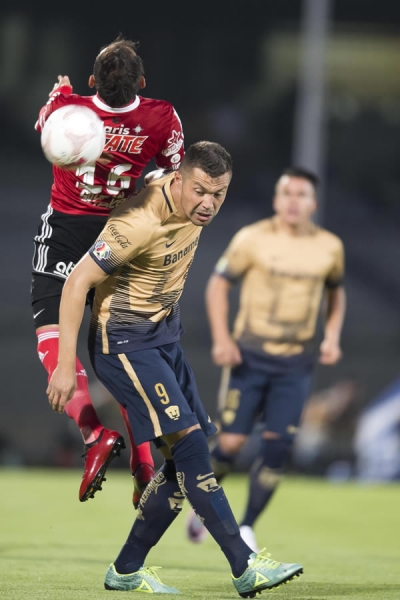 El partido se cerró en media cancha, pelotazos de ambos equipos.