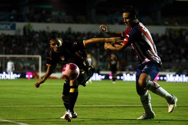 Partido peleado entre Estudiantes y Chivas