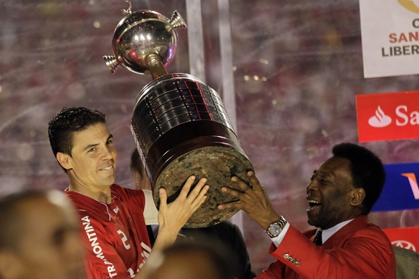 Pelé entregó la Copa