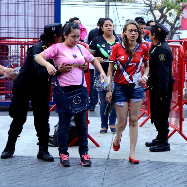 Perdón señorita, pero hay que revisar de pies a cabeza.