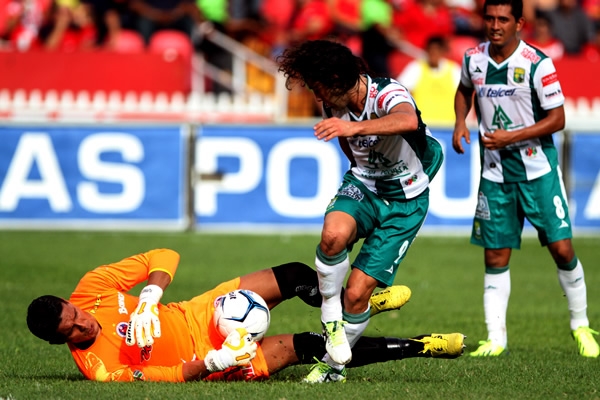 Pero Hernández salió atento para evitar el gol en contra.