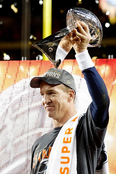 Peyton Manning alzando su segundo título en la NFL.