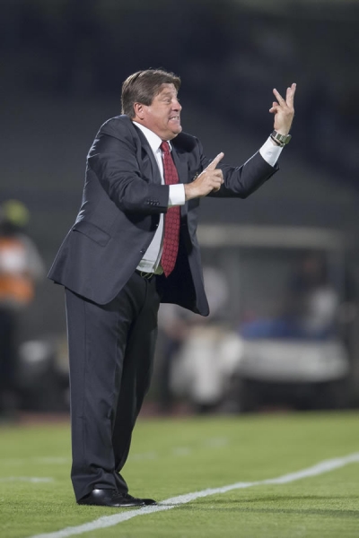 El Piojo Herrera daba indicaciones a sus jugadores en la banda.