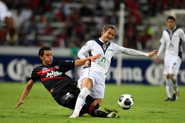 Placios recibe una fuerte entrada por detrás