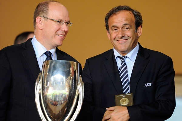 Platini, esperando entregar la Copa