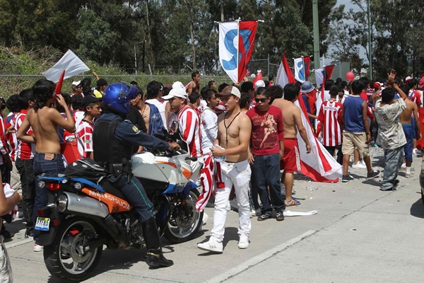 Poco a poco la gente fue llegando al estadio