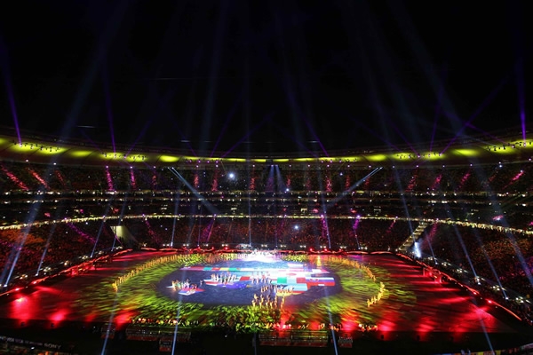 Poco a poco se fueron descubriendo las banderas