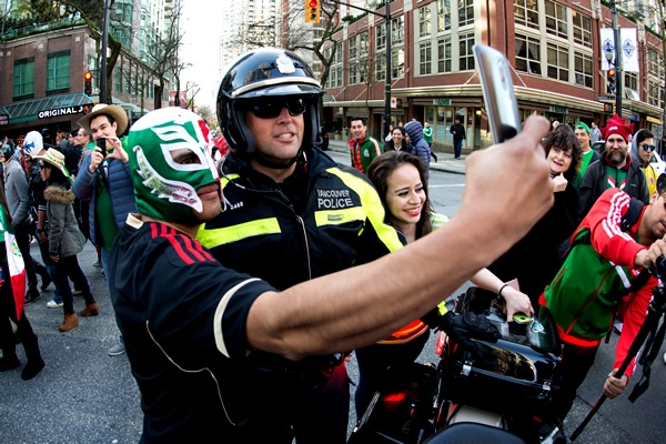 ¿Poli, se toma una selfie con nosotros?