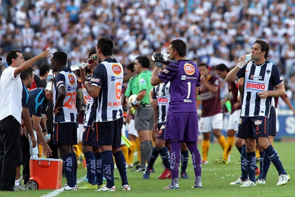 Por el calor, los jugadores tuvieron que rehidratarse
