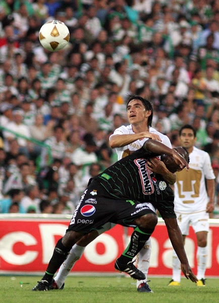 Pumas no pudo detener ni con faltas a Santos