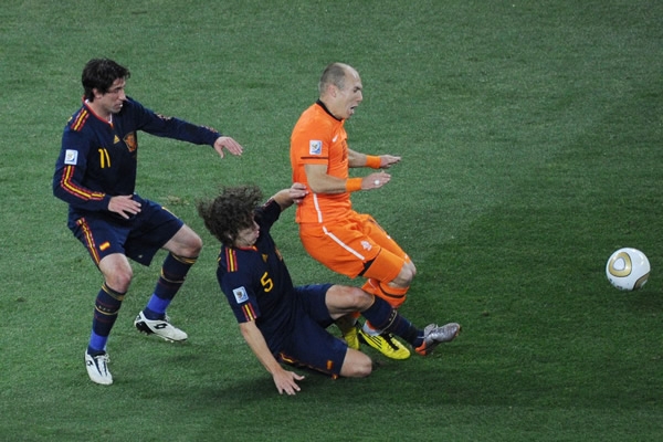 Puyol evitó el avance holandés.