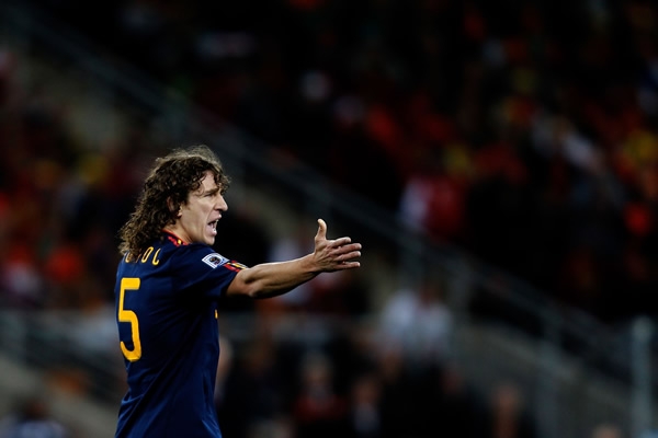 Puyol reclama a sus compañeros.