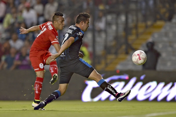 Querétaro defendía con 8 jugadores su área.