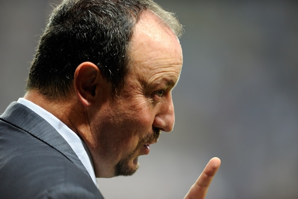 Rafael Benitez, atento a todo el encuentro