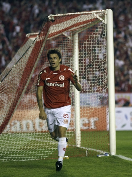 Rafael Sobis desteja una de las anotaciones del Inter