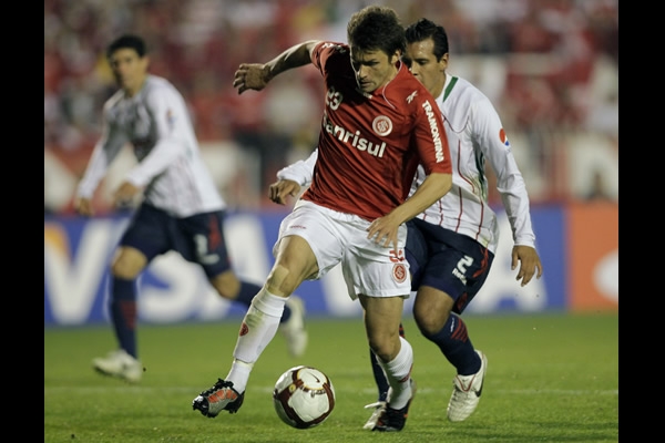 Rafael Sobis protegiendo el balón