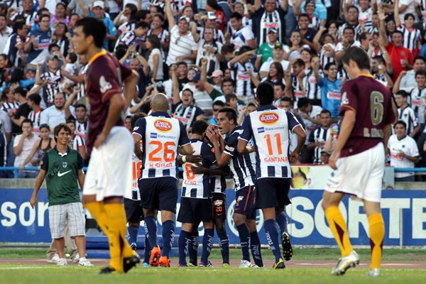 Rayados le clavó 3 a Estudiantes
