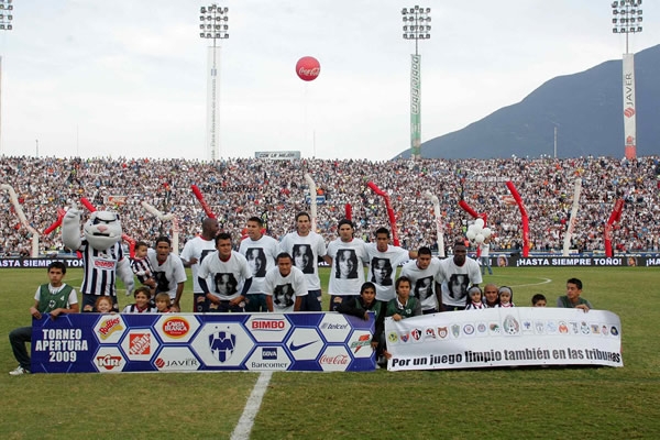 Rayados pos para las cámaras antes del partido