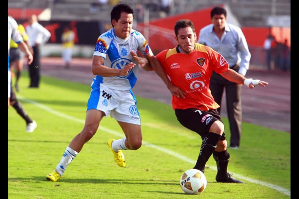 Razo, buscando defender el balón