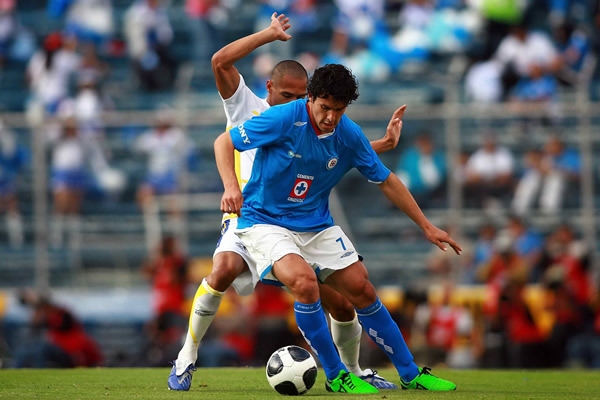 Riveros intentando quitarse la marca