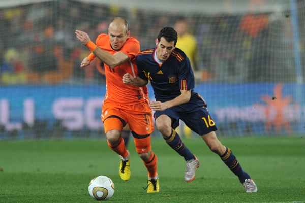 Robben y Busquets, peleando por el balón.