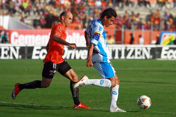 Roberto Juárez saca el balón para evitar el peligro