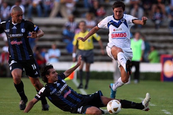 Rodrigo Inigo se barre para detener a Nery Cardozo