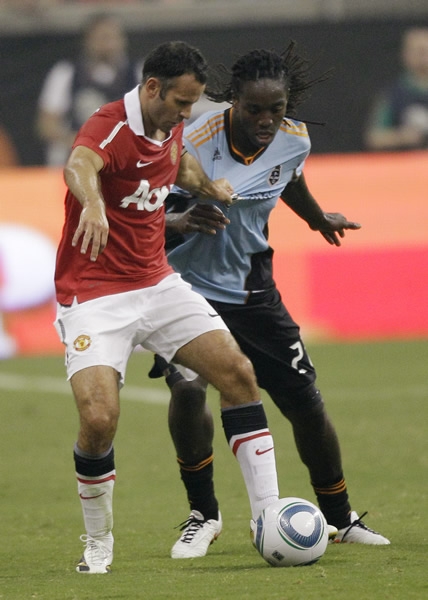 Ryan Giggs y Shalrie Joseph peleando el esférico