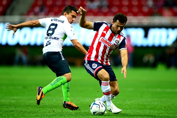Sabah también fue titular pero batalló en el primer tiempo.