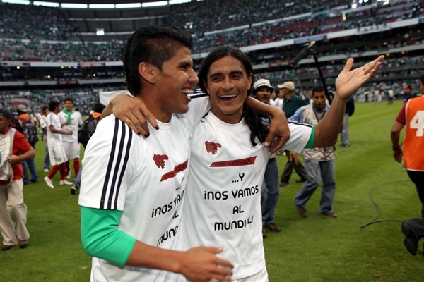 Salcido y Palencia festejan el pase