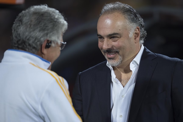 El saludo afectuoso entre Memo Vázquez y Tuca Ferretti.