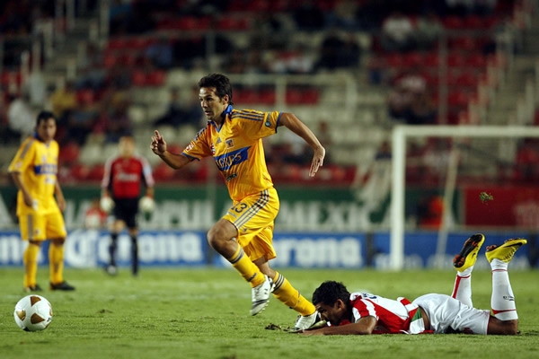 Sancho llevandose la marca de la defensa