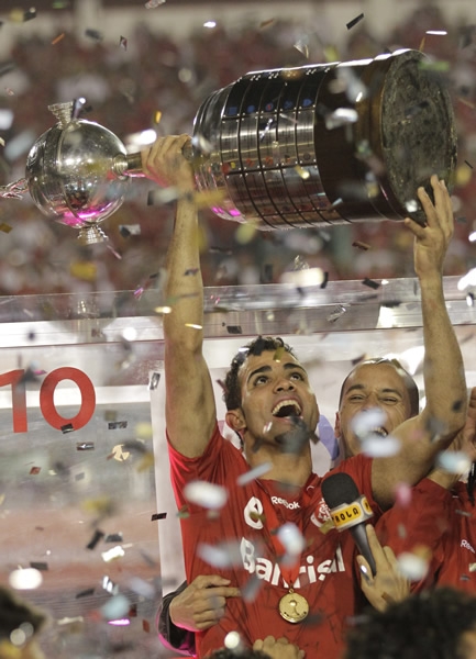 Sandro holds levantó el trofeo