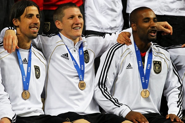 Schweinsteiger, Cacau y Khedira festejan la victoria