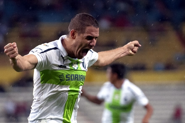 Se hace presente y empata el partido en la agonía del cotejo.