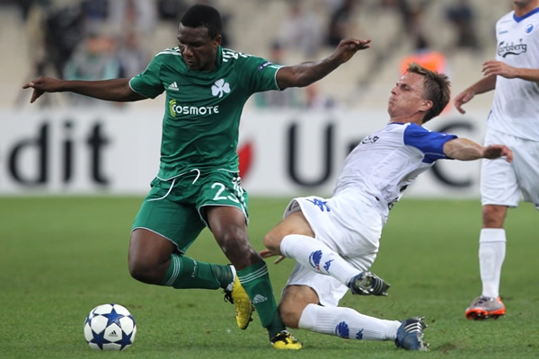 Simao intenta detener el ataque griego