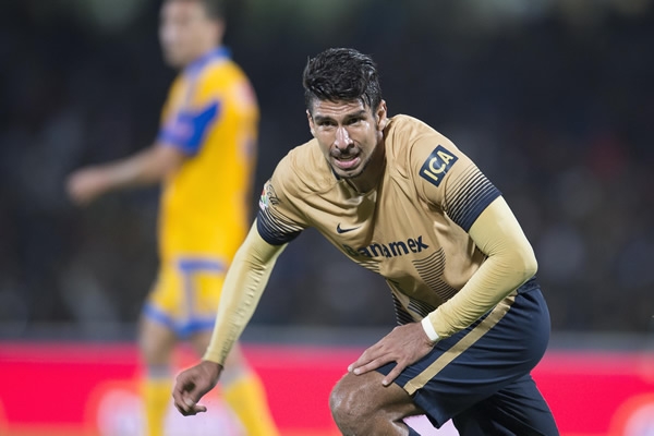 Sin festejarlo mucho, Lalo Herrera marcó el primero de Pumas al minuto 45.