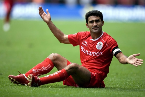 Sinha reclamando una falta