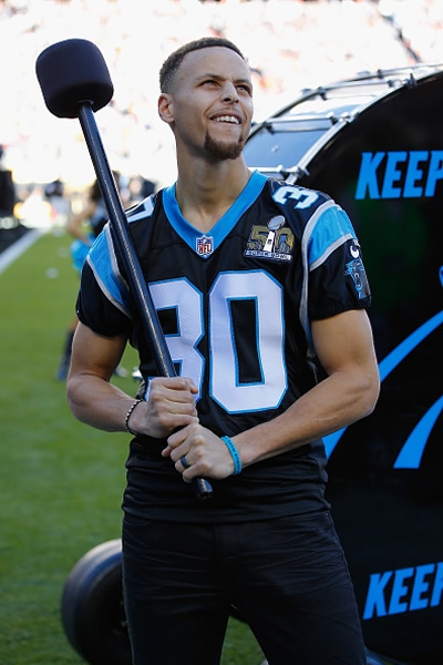 Stephen Curry dio el grito de guerra para Panthers.