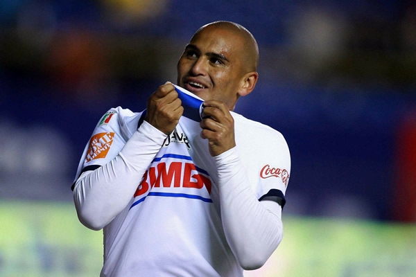 Suazo continuó su romance con el gol.