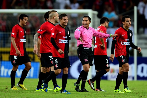 Termina la primera mitad y Atlas vence a los Gallos por el momento.